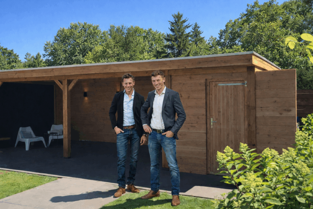 Tom en Bram Knol bij een houten veranda in Nijeveen